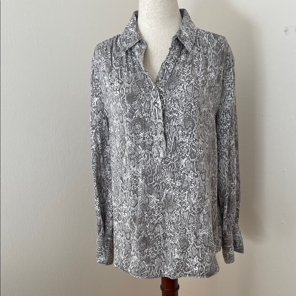 Chico’s Gray Snake Print Modal Popover Blouse Size 0 (US 4/6)